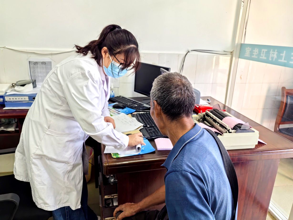 到村卫生室为村民看病