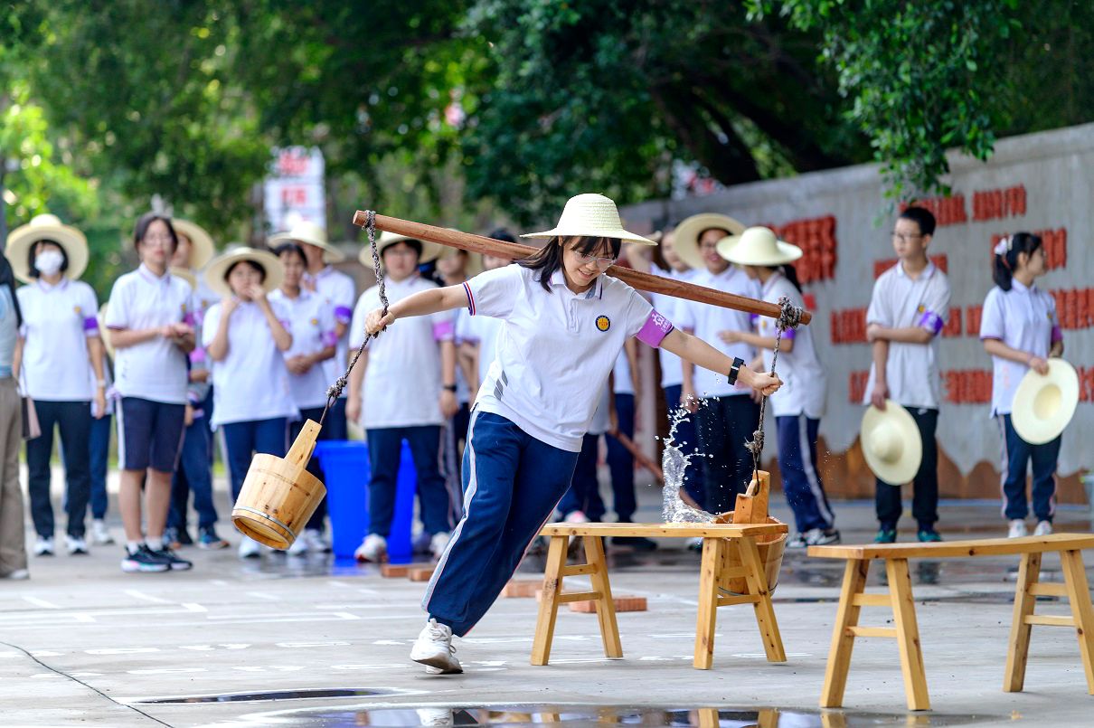 挑水过独木桥