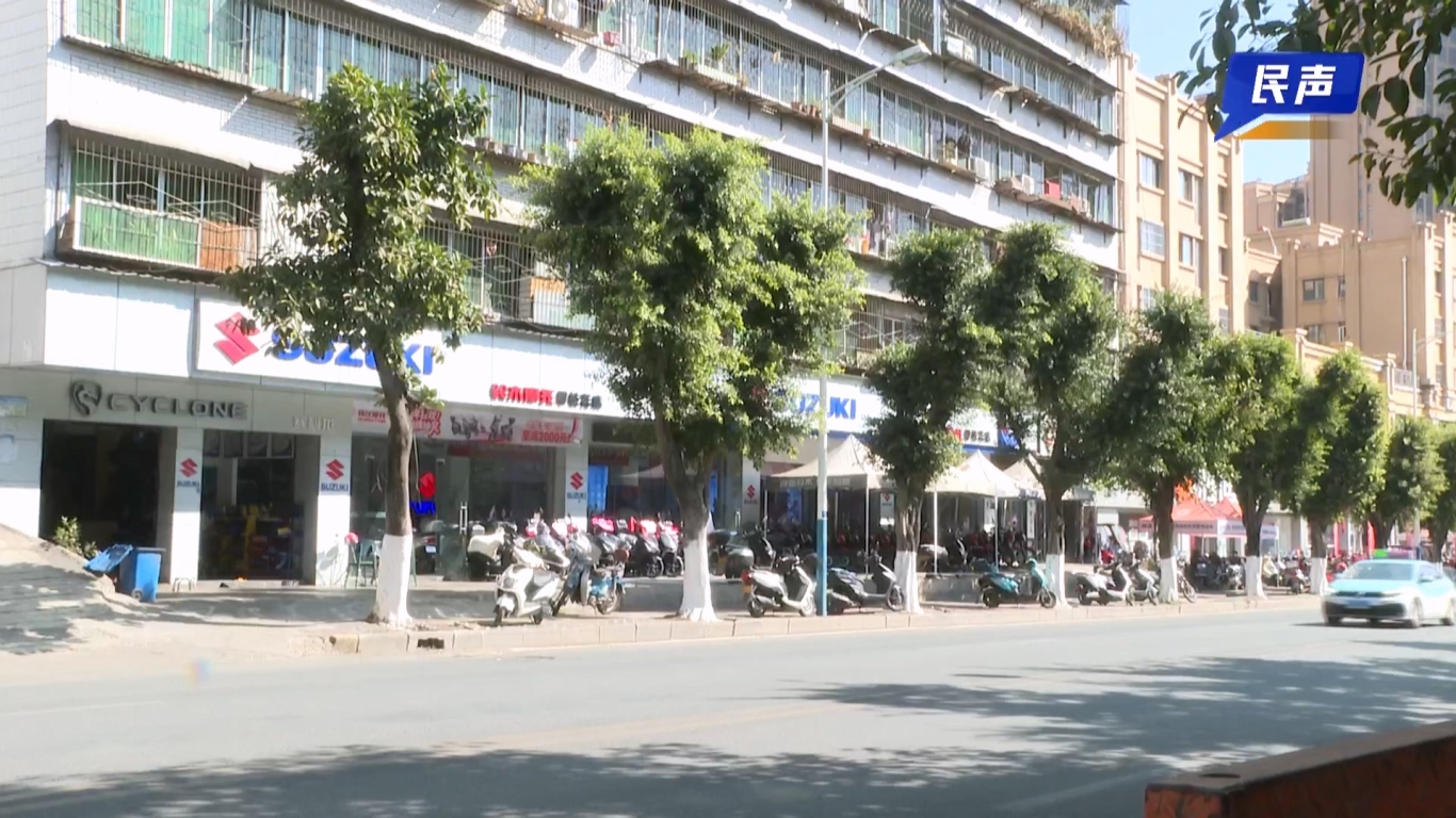 02-27(新媒体)半岛阳光小区车库变仓库 毁绿施工引争议.mp4_20260227_181004.267.jpg