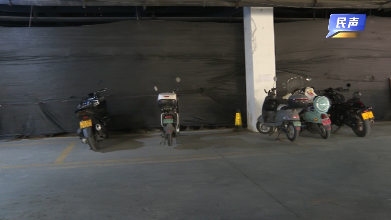 02-27(新媒体)半岛阳光小区车库变仓库 毁绿施工引争议.mp4_20260227_181052.134.jpg