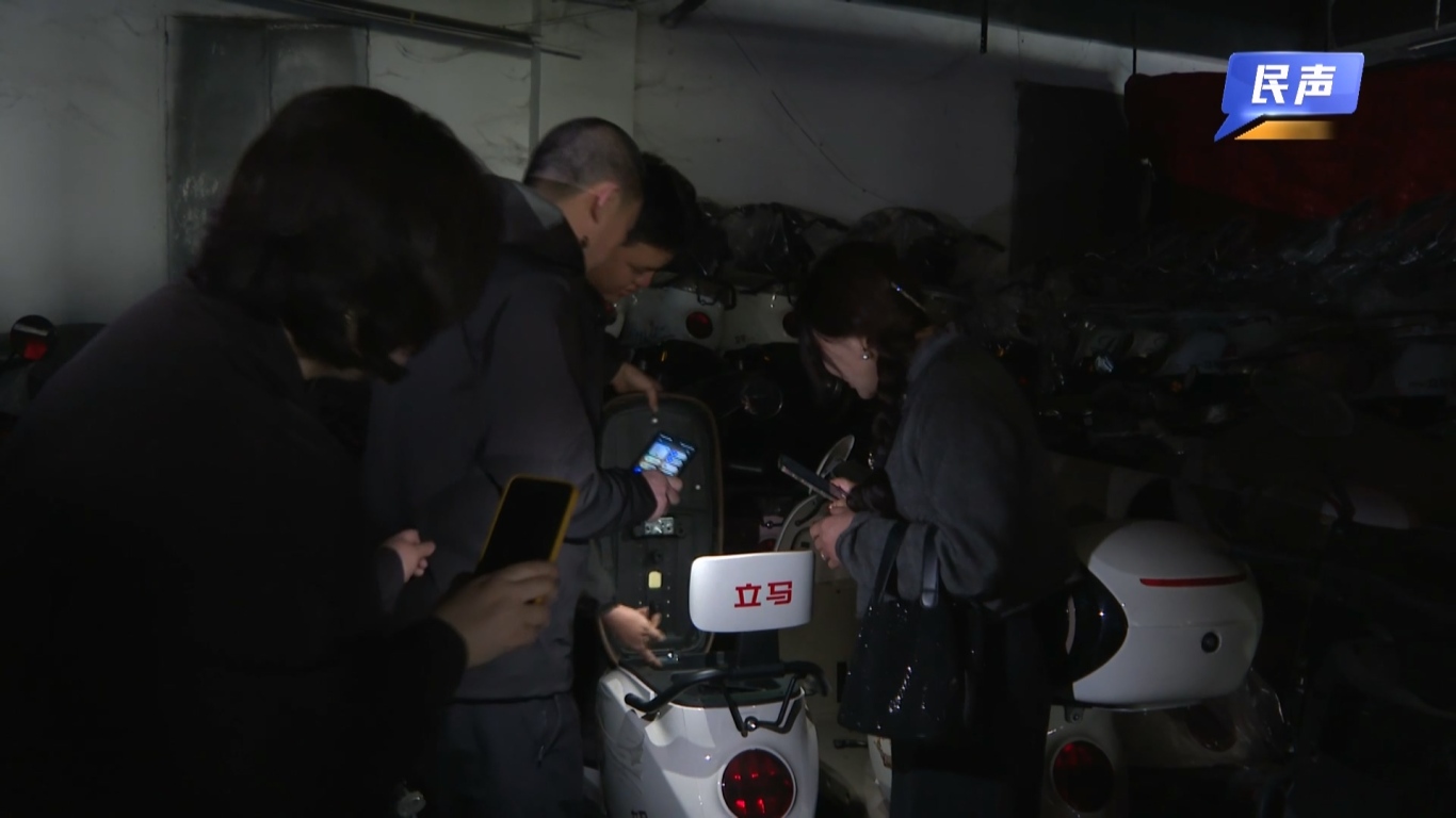 02-27(新媒体)半岛阳光小区车库变仓库 毁绿施工引争议.mp4_20260227_181400.044.jpg