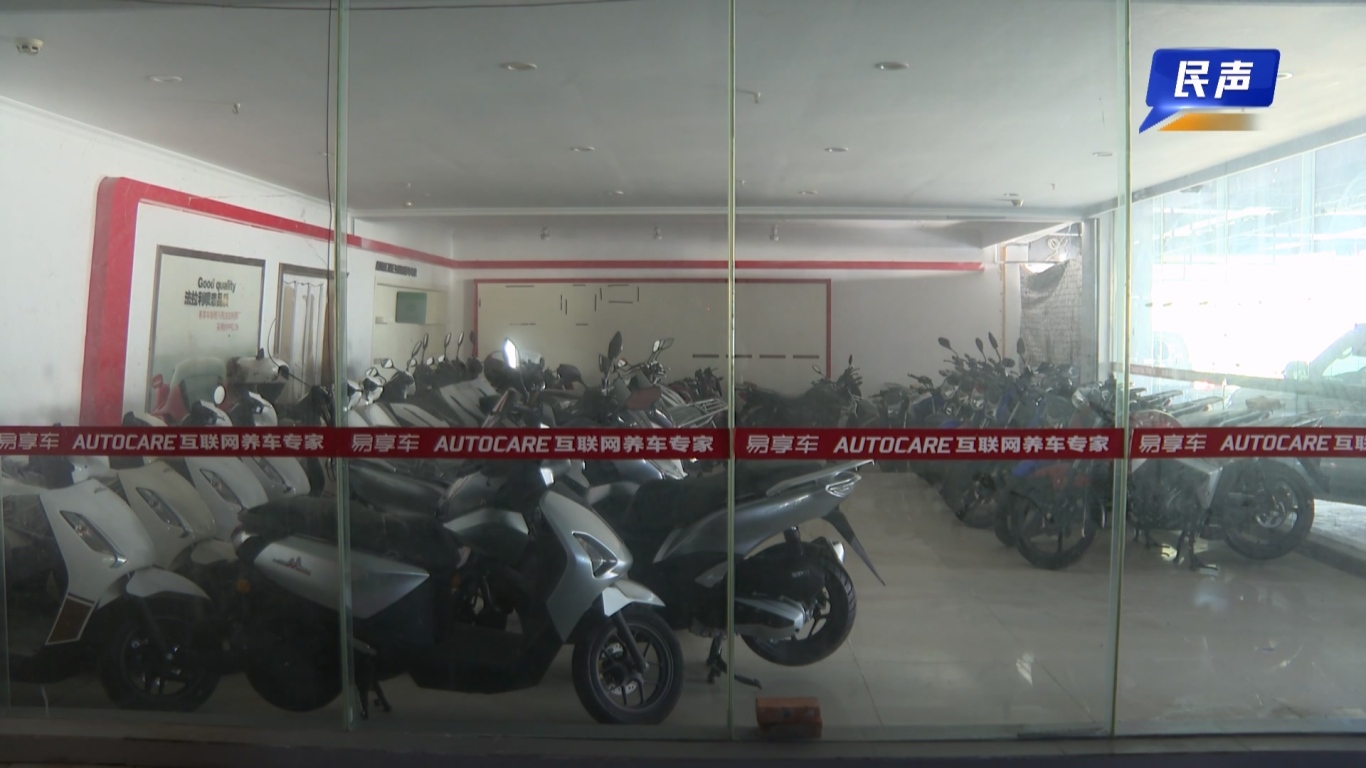 02-27(新媒体)半岛阳光小区车库变仓库 毁绿施工引争议.mp4_20260227_181458.955.jpg