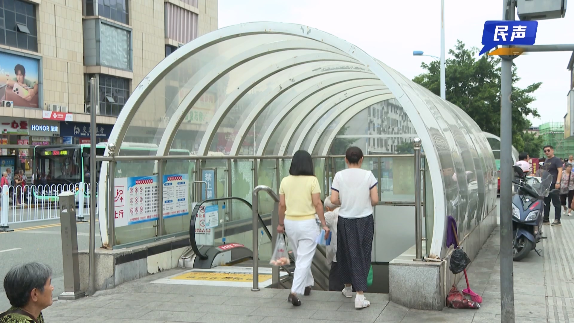 民声 隔离护栏“上岗”.mp4_20260710_160854.146.jpg