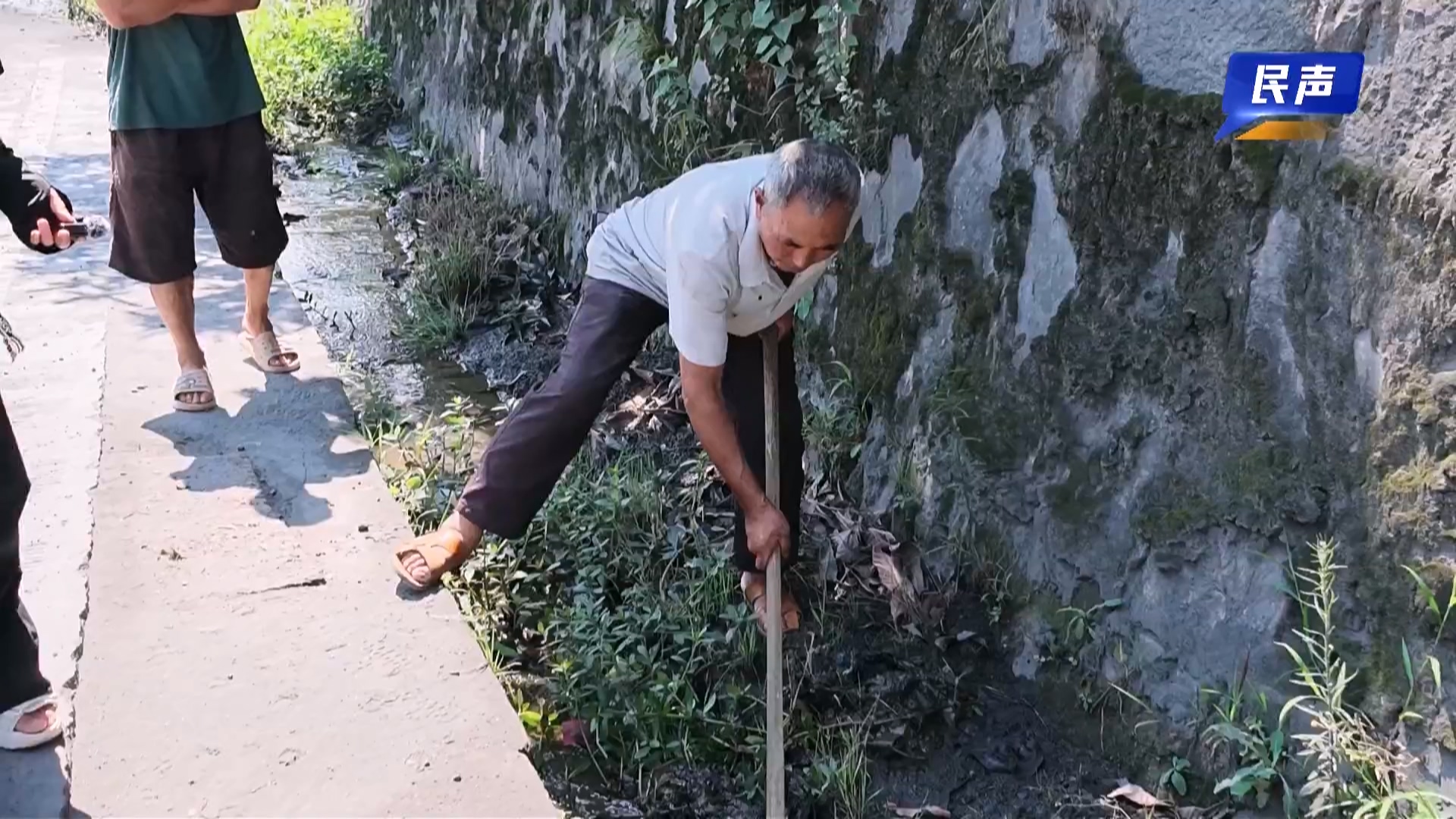 民声 沟渠淤堵水漫路.mp4_20260724_185946.759.jpg