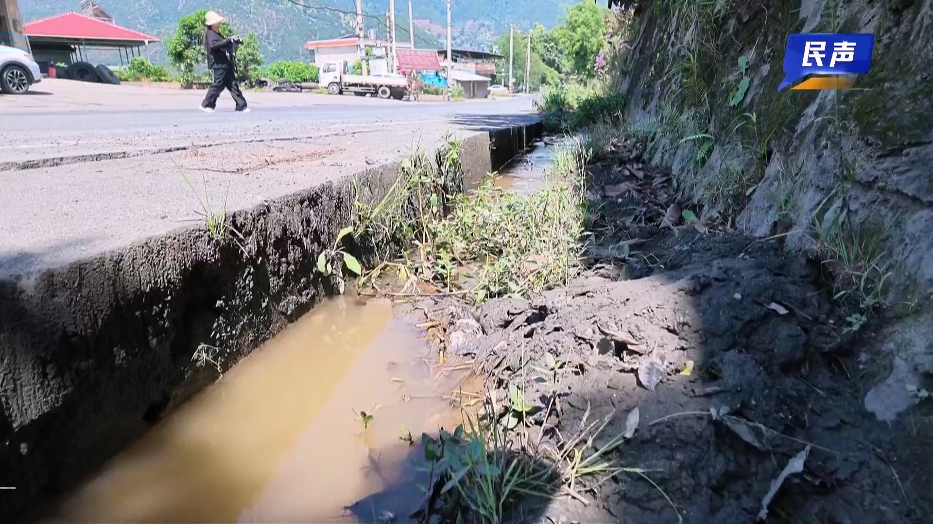 民声 沟渠淤堵水漫路.mp4_20260724_190030.512.jpg