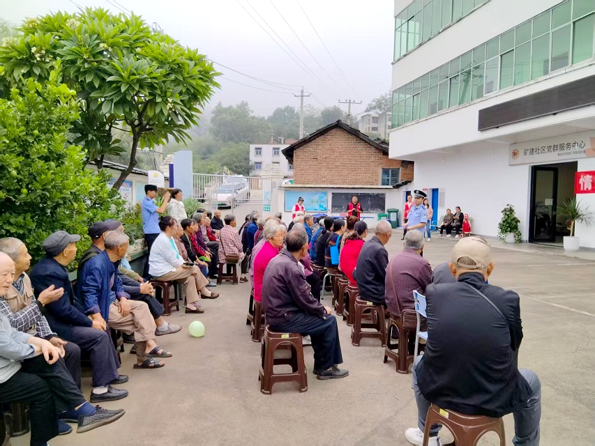 民警在矿建社区对老人讲安全知识(曾祝青 摄)