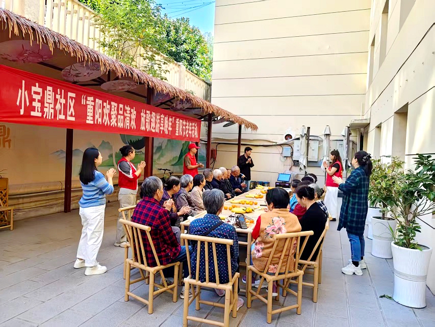 小宝鼎社区组织老人们唱歌娱乐(游燕 摄)